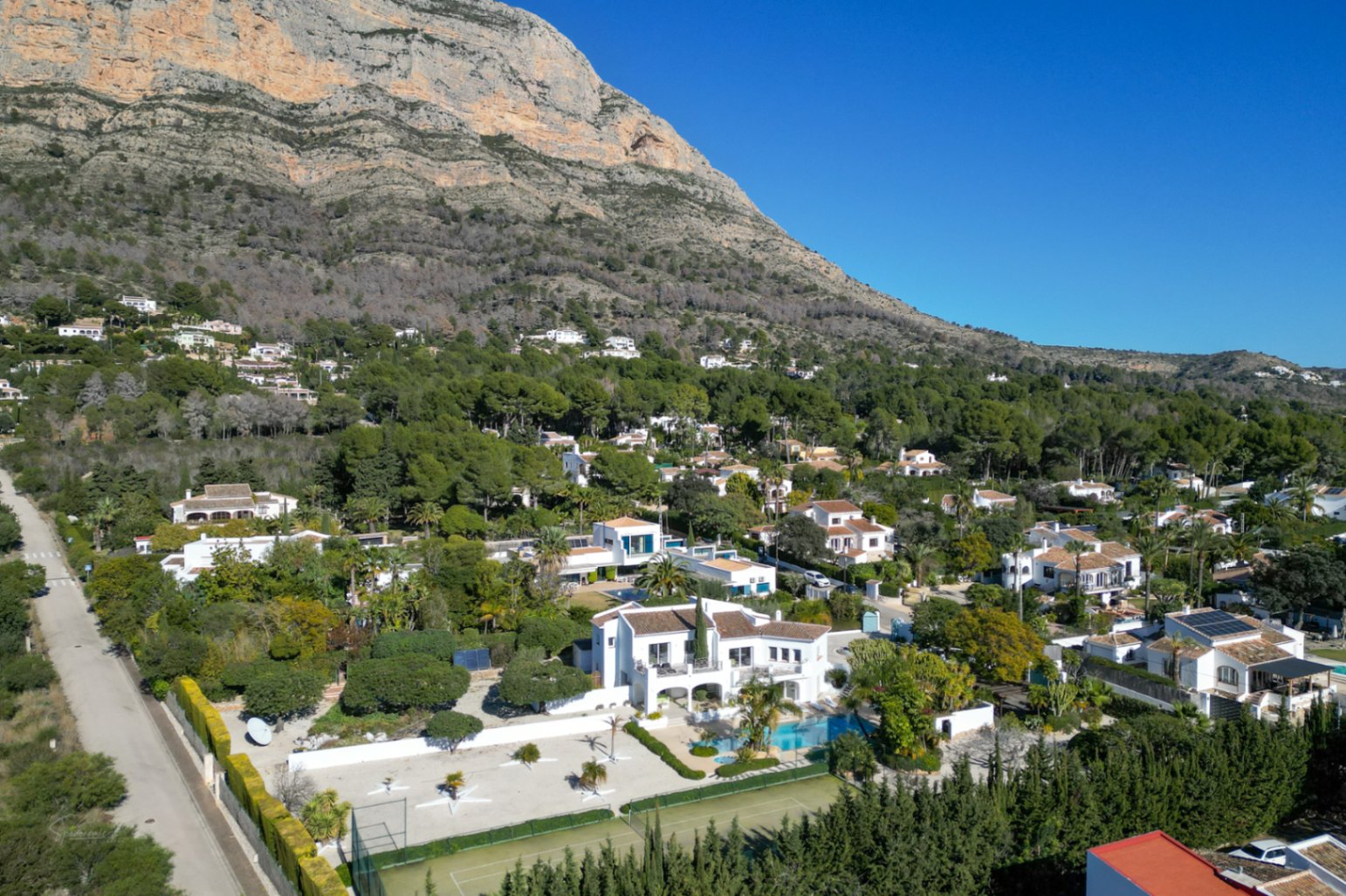 GM-243 - Villa en venta en Javea con 5 dormitorios y piscina privada